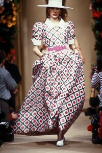 YvesSaintLaurent1992HauteCouture98.thumb.jpg.034d48679741170b83b8fdd30a7345c4.jpg