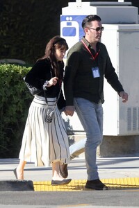 Zooey-Deschanel---With-Johnathan-Scott-hold-hands-while-on-a-lunch-date-in-Brentwood-05.jpg