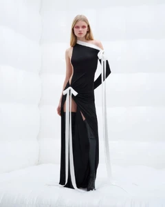 david-koma-pre-fall-2024-collection-is-filled-with-dramatic-elegance-14.thumb.webp.a11119b9560c628d470b7f5000ec596a.webp