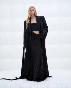 david-koma-pre-fall-2024-collection-is-filled-with-dramatic-elegance-4.thumb.webp.ae09ffae6d5241fb46a96e4add93327f.webp
