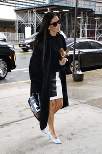 demi-moore-out-in-new-york-01-23-2024-5.jpg