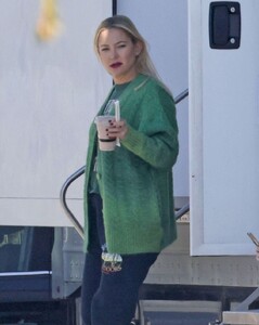 kate-hudson-at-shell-filming-set-in-los-angeles-01-18-2024-0.jpg