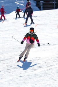 kate-hudson-out-skiing-in-aspen-12-30-2023-0.jpg