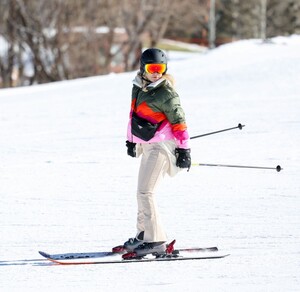 kate-hudson-out-skiing-in-aspen-12-30-2023-1.jpg