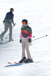 kate-hudson-out-skiing-in-aspen-12-30-2023-2.jpg