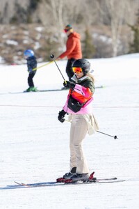 kate-hudson-out-skiing-in-aspen-12-30-2023-3.jpg