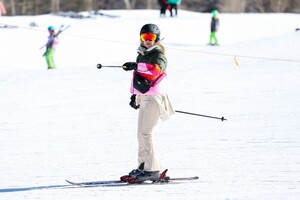 kate-hudson-out-skiing-in-aspen-12-30-2023-4.jpg