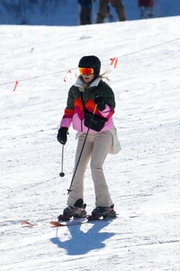 kate-hudson-out-skiing-in-aspen-12-30-2023-5.jpg