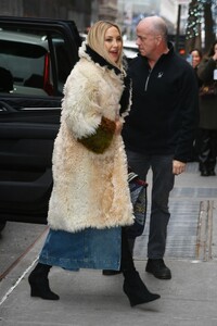 kate-hudson-outside-the-view-studios-in-new-york-01-04-2023-1.jpg