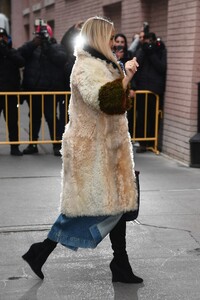 kate-hudson-outside-the-view-studios-in-new-york-01-04-2023-2.jpg