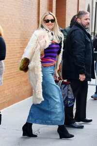 kate-hudson-outside-the-view-studios-in-new-york-01-04-2023-3.jpg
