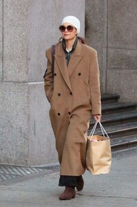 katie-holmes-out-and-about-in-new-york-01-05-2024-4.jpg
