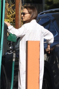 natalie-portman-getting-gas-in-los-feliz-01-11-2024-5.jpg
