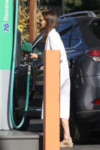 natalie-portman-getting-gas-in-los-feliz-01-11-2024-8.jpg