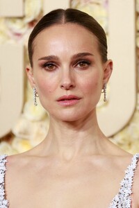 natalie-portman-golden-globe-awards-2024-2.jpg