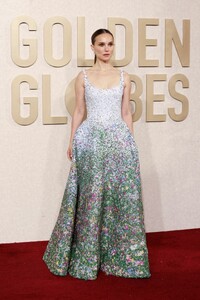 natalie-portman-golden-globe-awards-2024-5.jpg