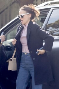 natalie-portman-out-and-about-in-hollywood-01-14-2024-5.jpg