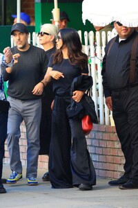 salma-hayek-out-for-lunch-with-friends-in-los-angeles-11-12-2023-3.jpg