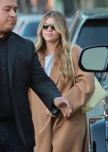 sofia-richie-out-in-nyc-01-15-2024-5.jpg