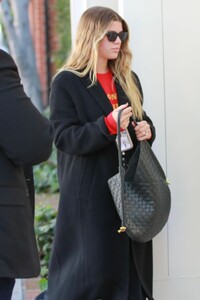 sofia-richie-wears-an-oversized-black-coat-in-west-hollywood-01-10-2024-1.jpg