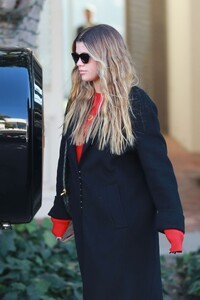 sofia-richie-wears-an-oversized-black-coat-in-west-hollywood-01-10-2024-2.jpg