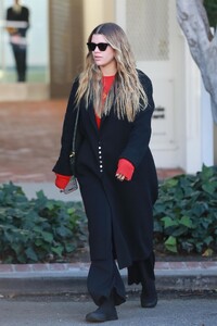 sofia-richie-wears-an-oversized-black-coat-in-west-hollywood-01-10-2024-3.jpg