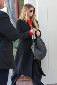 sofia-richie-wears-an-oversized-black-coat-in-west-hollywood-01-10-2024-4.jpg