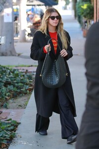 sofia-richie-wears-an-oversized-black-coat-in-west-hollywood-01-10-2024-5.jpg