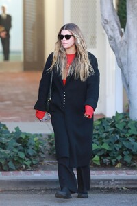 sofia-richie-wears-an-oversized-black-coat-in-west-hollywood-01-10-2024-6.jpg