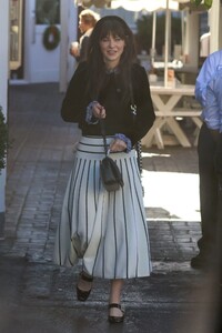zooey-deschanel-and-johnathan-scott-on-a-lunch-date-in-brentwood-12-05-2023-0.jpg