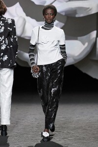 00014-chanel-fall-2023-ready-to-wear-credit-gorunway.thumb.jpg.dbccbb1b197b7e32e100edd0ca810946.jpg
