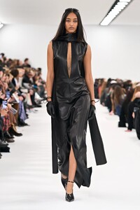 00016-givenchy-fall-2023-ready-to-wear-credit-gorunway.thumb.jpg.4b421a8c9f9b0493763c4e47a3cb6c8a.jpg