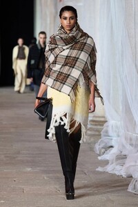 00028-etro-fall-2023-ready-to-wear-credit-gorunway.thumb.jpg.d79049dacd92b88a25e6476238d10eaa.jpg