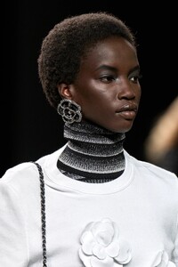 00038-chanel-fall-2023-ready-to-wear-details-credit-gorunway.thumb.jpg.5bbfb7e77fa47a5f1559473003e1aca8.jpg