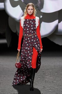 00063-chanel-fall-2023-ready-to-wear-credit-gorunway.thumb.jpg.de215764a62080b6b8e17d59842ad26c.jpg