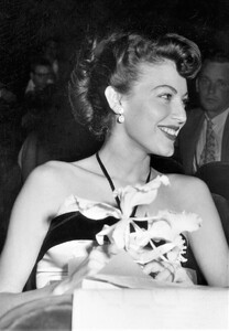 1948 Ava Gardner, Look magazine awards.jpg