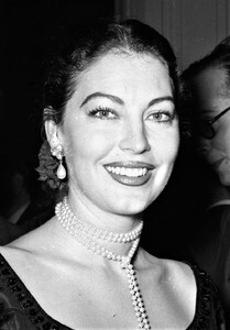 1954 Ava Gardner at a press reception at the Savoy Hotel, London, 1954.jpg