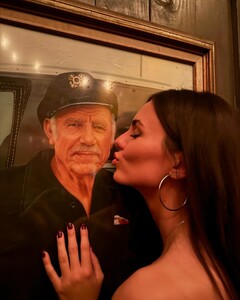 [2024.02.01] victoriajustice_424784741_389626706946308_813067089999535270_n.jpg