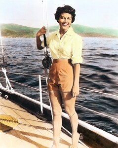 37023_ava_gardner_the_celebrity_city_91647_122_214lo.thumb.jpg.2fee4ebbce29efedb1c42c2af564ae05.jpg