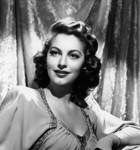 600full-ava-gardner(1).thumb.jpg.b0479ae0322f0f7c041fb654012fb541.jpg