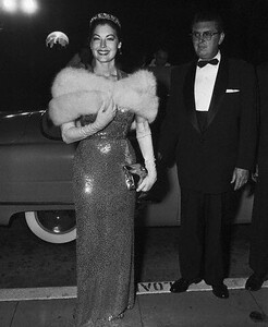 AvaGardner-BarfootContessaPremiere1 (1).jpg