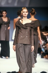 ClaudeMontana1989WomenRTW1.thumb.jpg.a974434429092f780f259b6178a6a30c.jpg