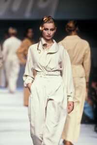 ClaudeMontana1989WomenRTW61.thumb.jpg.c832b333eed3003e85adc293cdc7ee62.jpg
