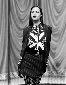 Claudia_Mason_Versace_FW1990_29.jpg