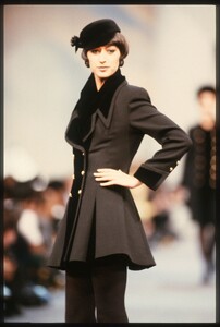 Gisele_Zelauy_Chanel_FW1989_02.jpg