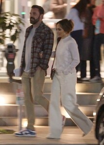 Jennifer-Lopez---With-Ben-Affleck-take-in-a-musical-performance-in-Los-Angeles-21.jpg