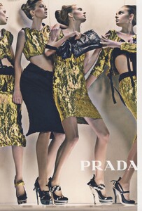 Meisel_Prada_Spring_Summer_2009_04.thumb.jpg.a33d748de49a7e9dfc3bafe24265eaf9.jpg