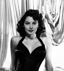 ava_gardner-14.thumb.jpg.157e1535d305380ca4e87a78fdb31ab2.jpg