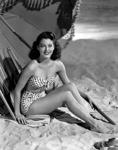 ava bikini with polka dots 1944.jpg