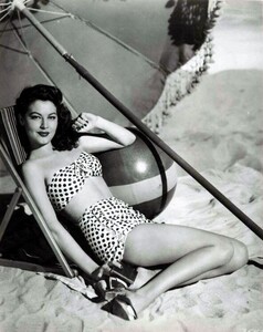 ava bikini with polka dots 1944a.jpg